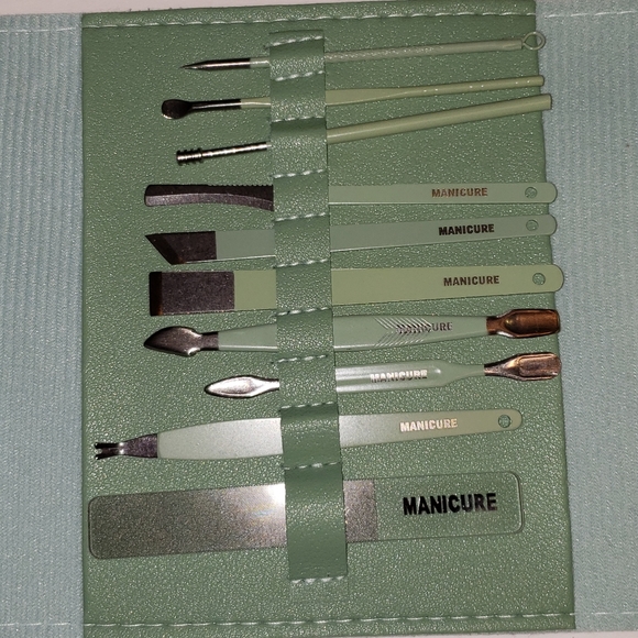 16 Pc Make Up Kit & Manicure Set - Picture 4 of 11